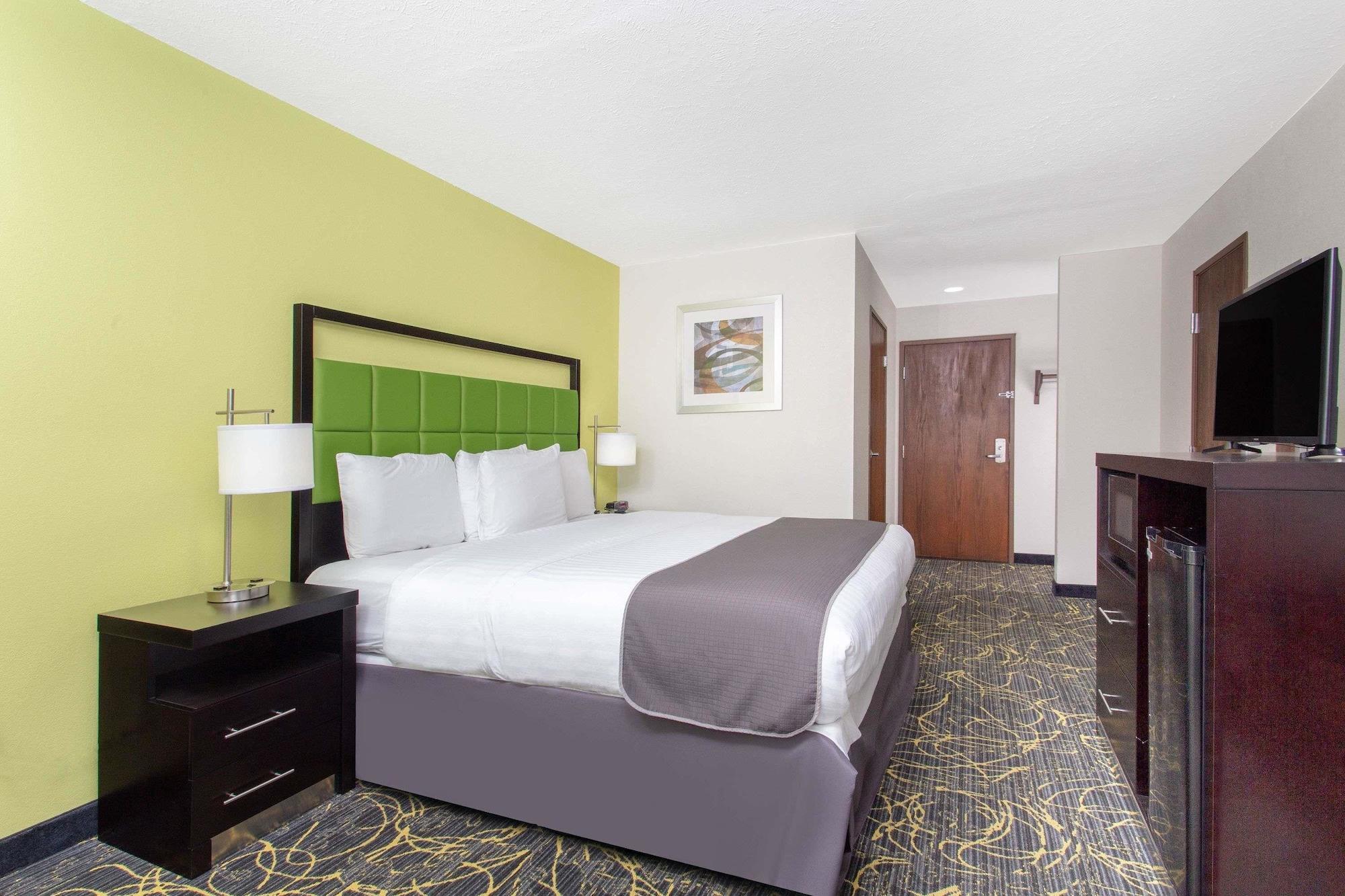 Americinn And Suites By Wyndham Delafield-Waukesha-Milwaukee Exterior foto