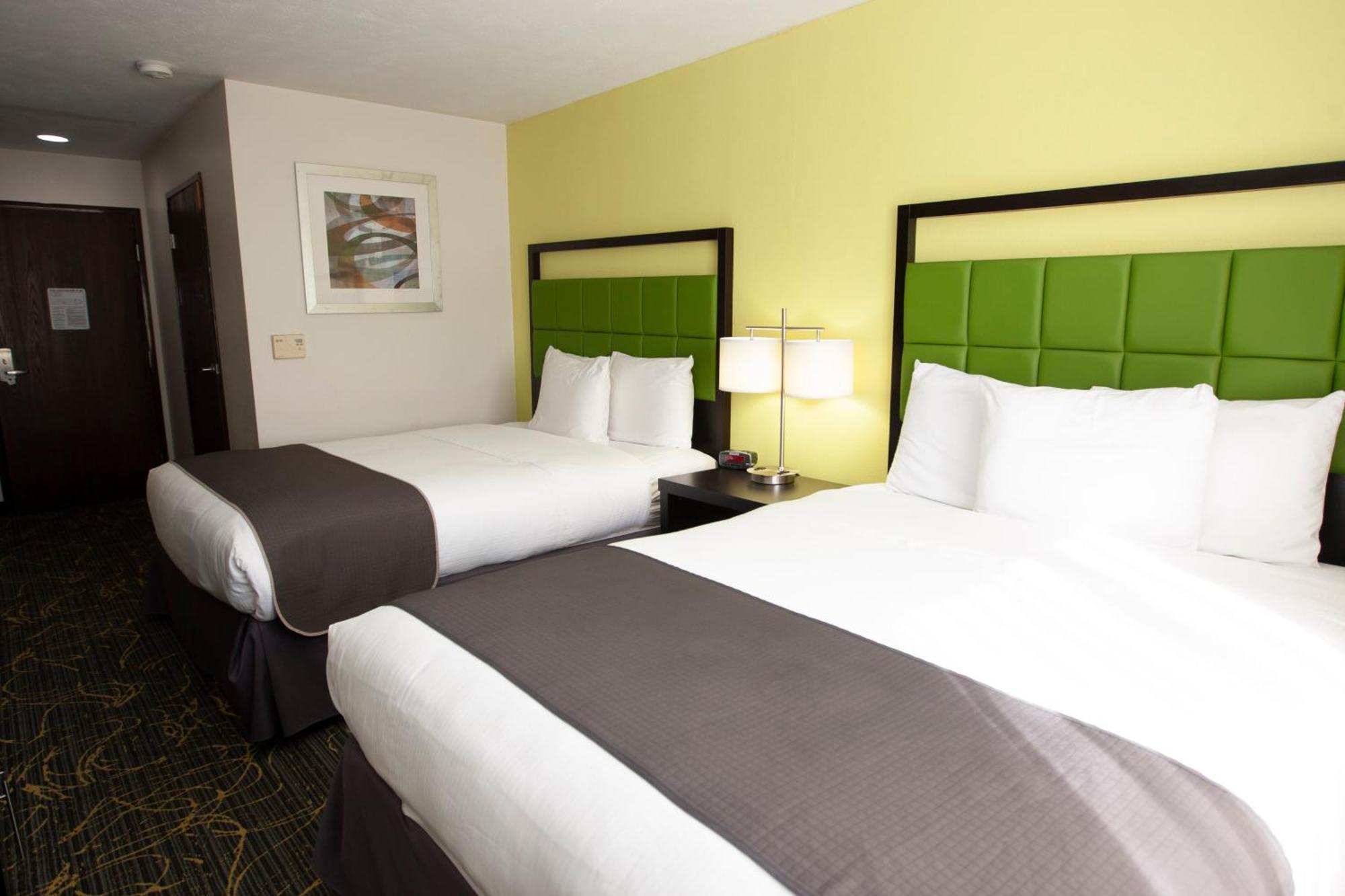 Americinn And Suites By Wyndham Delafield-Waukesha-Milwaukee Habitación foto
