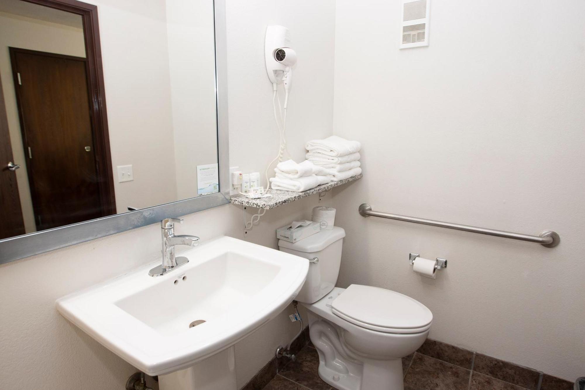 Americinn And Suites By Wyndham Delafield-Waukesha-Milwaukee Habitación foto